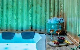 Amelia Jacuzzi Maisonette Ath Center